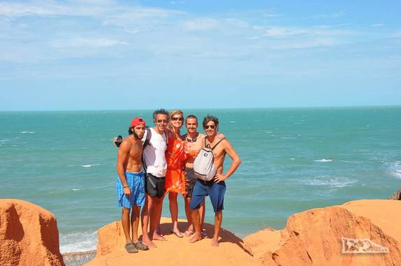 Foto do grupo de caminhou de Fortim a Canoa Quebrada, no litoral do Ceará